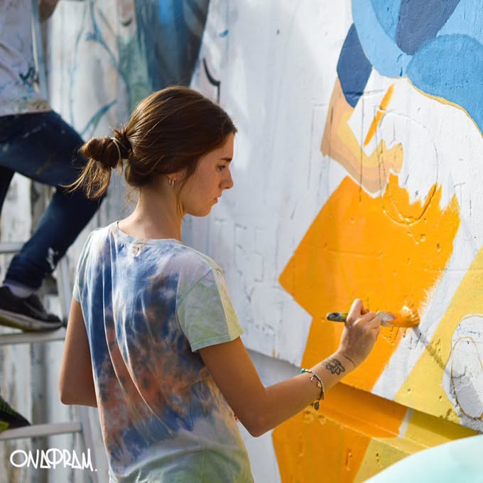 Juliana pintando un mural
